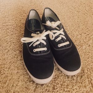 Women’s 7 Navy classic Keds